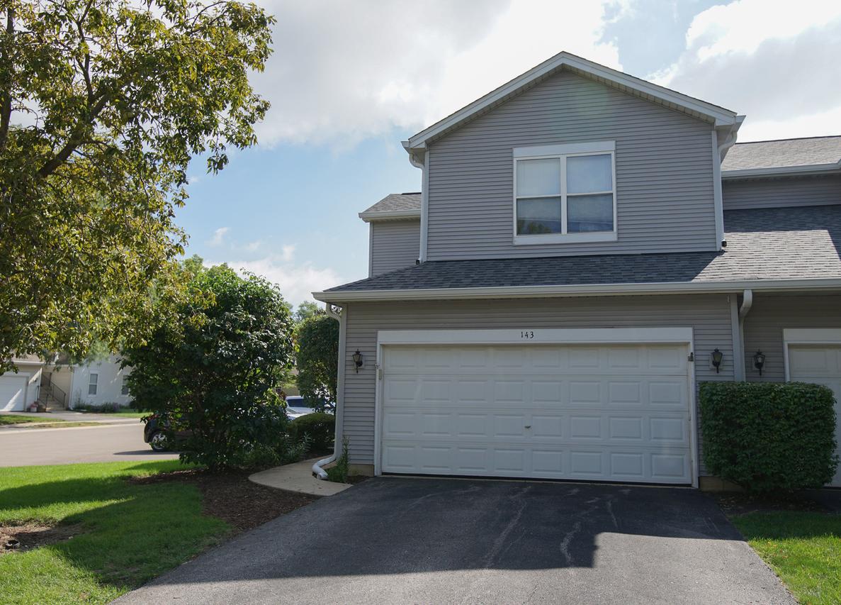 143 Woodland Cir., North Aurora, IL 60542