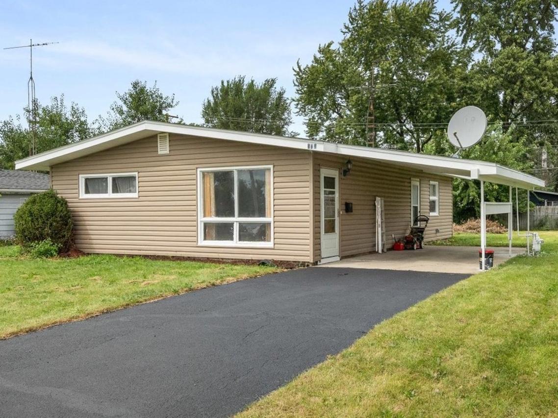 323 Kingswood Dr., North Aurora, IL 60542