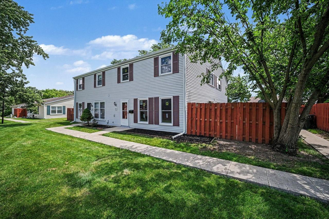 1801 Jamestown Cir., Hoffman Estates, IL 60169