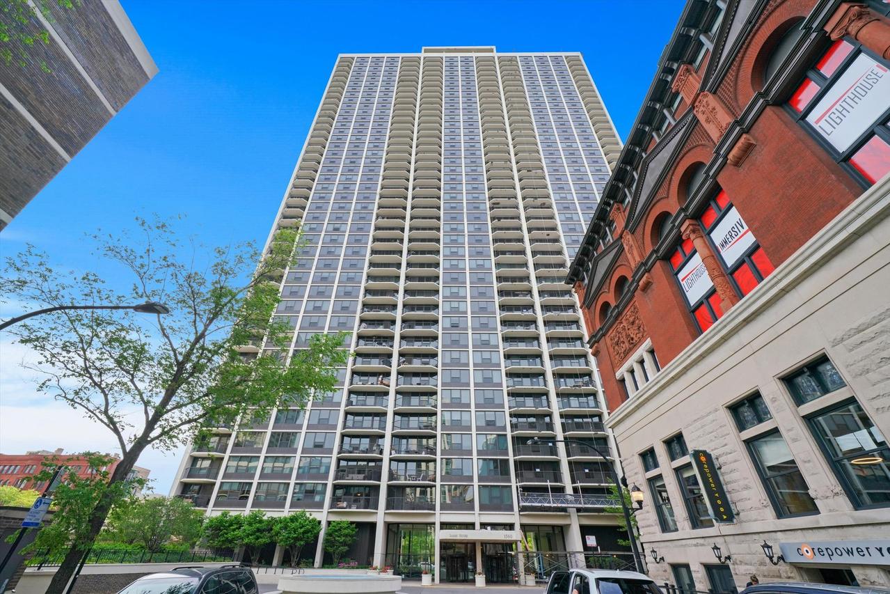 1560 N Sandburg Ter. #507J, Chicago, IL 60610