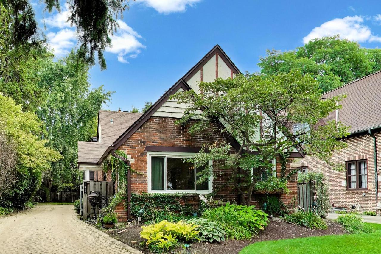 1216 E Mayfair Rd., Arlington Heights, IL 60004