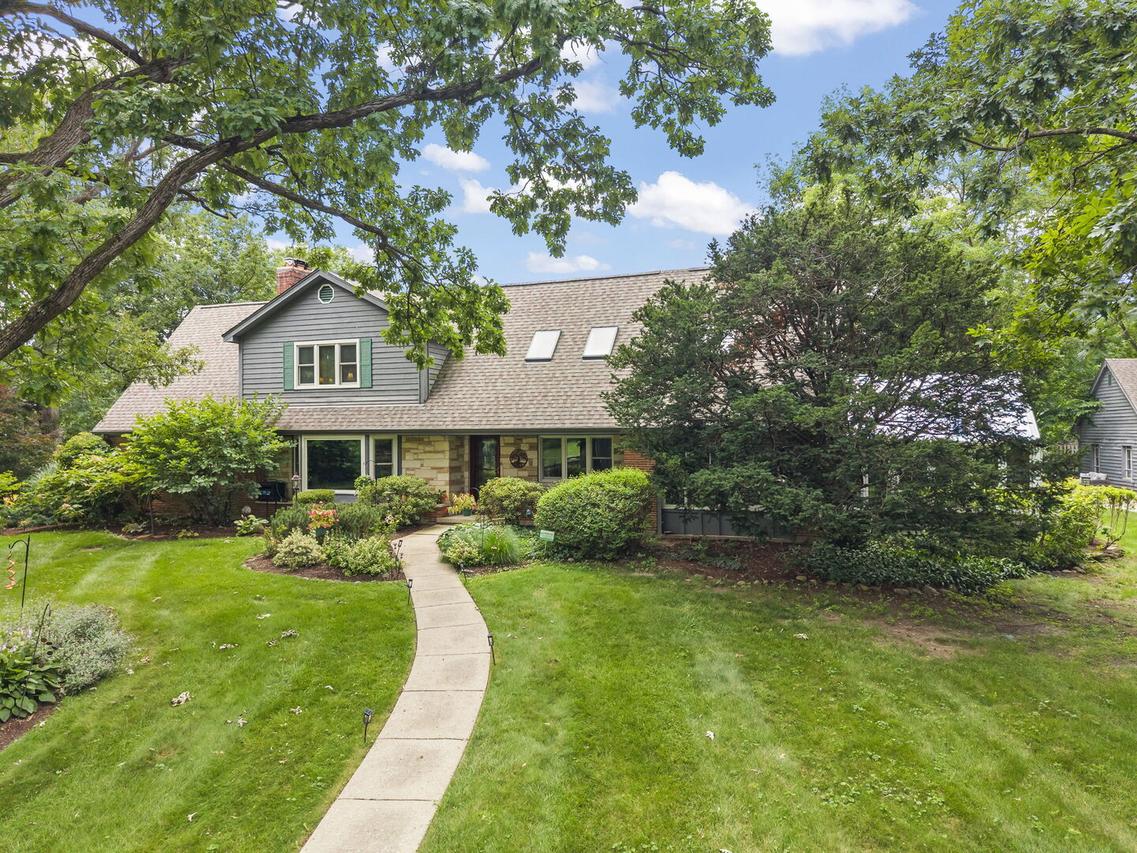 27W118 Cove Ln., Warrenville, IL 60555