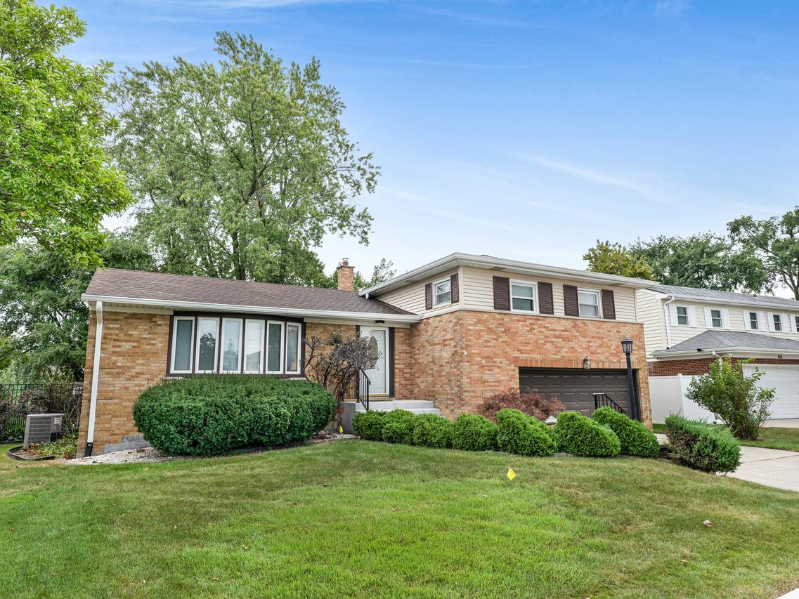 661 Winston Dr., Melrose Park, IL 60160