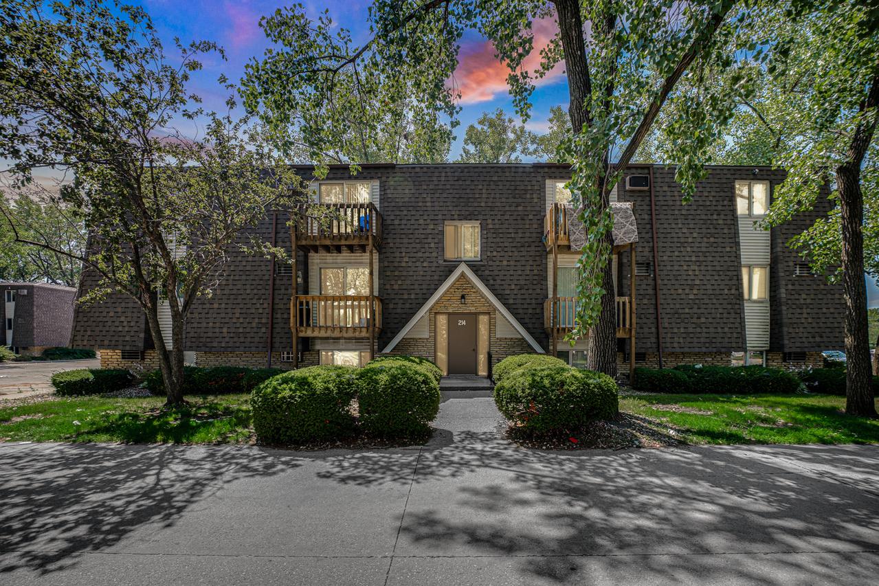 214 Madison St. #2B, Joliet, IL 60435