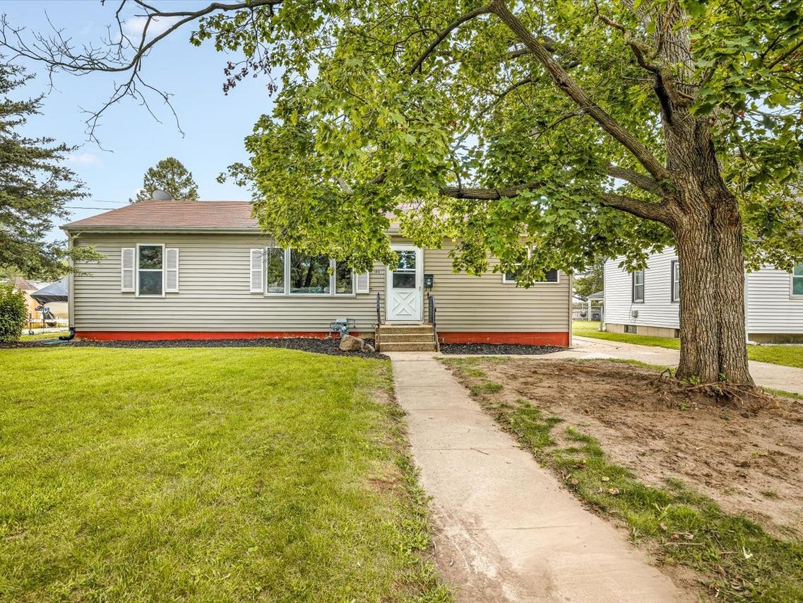 1007 E Hosmer St., Loves Park, IL 61111