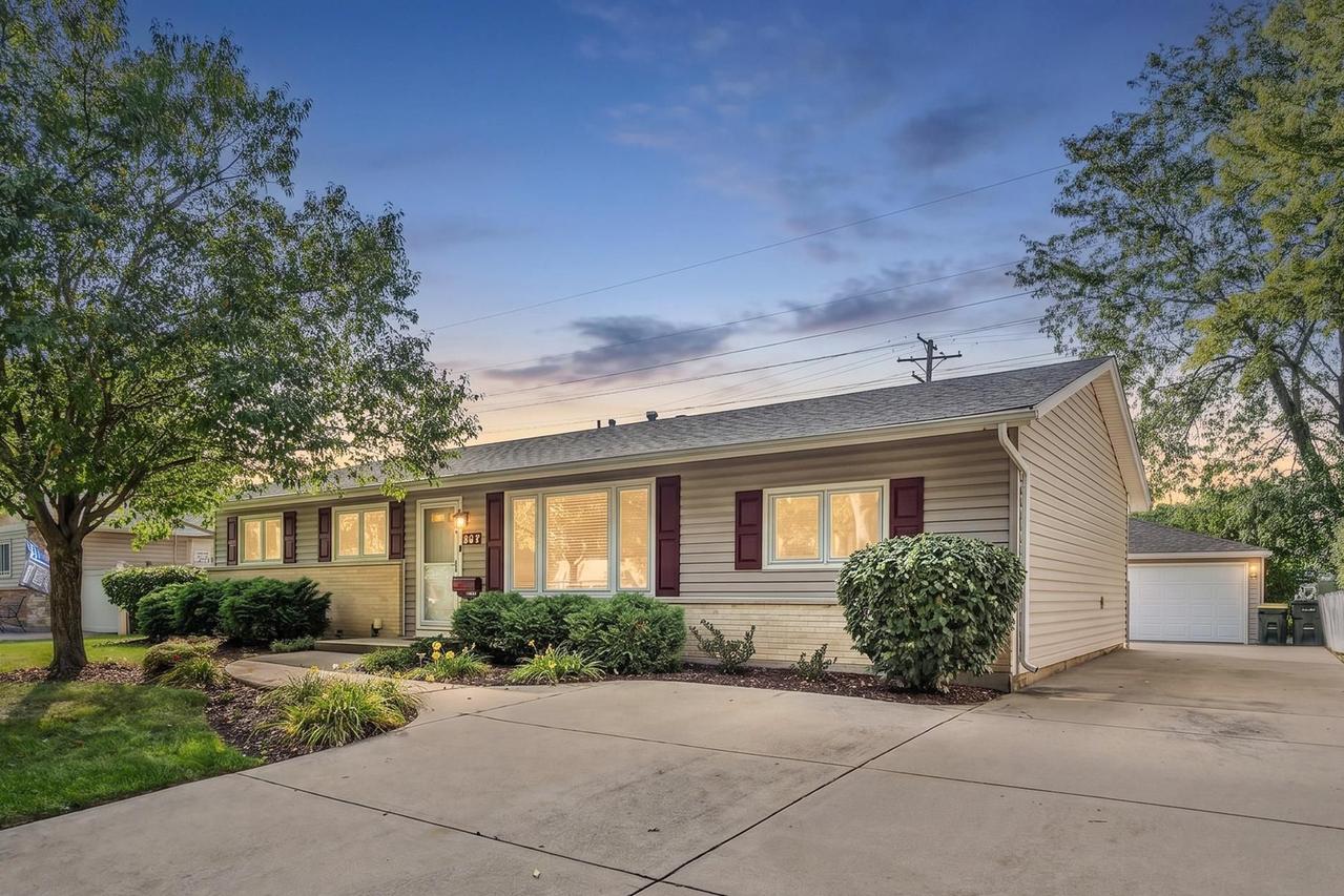 224 Redwood Ave., Elk Grove Village, IL 60007