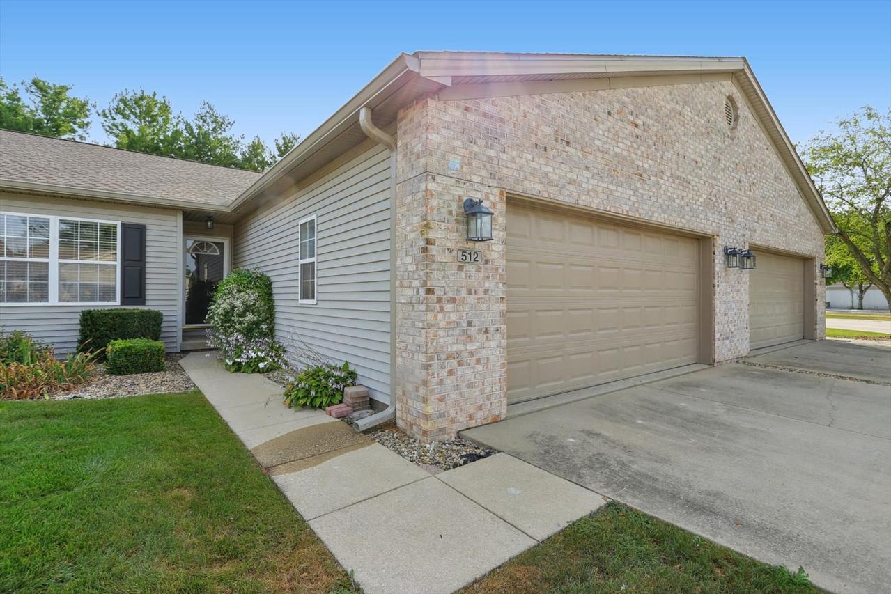 512 Stonecrest Dr., Savoy, IL 61874