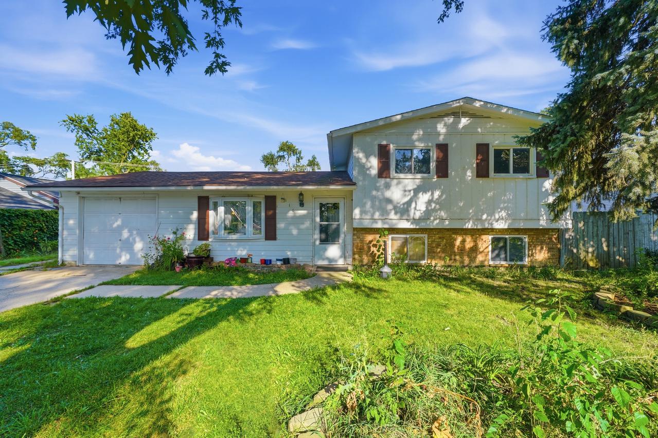 116 S Pinecrest Rd., Bolingbrook, IL 60440