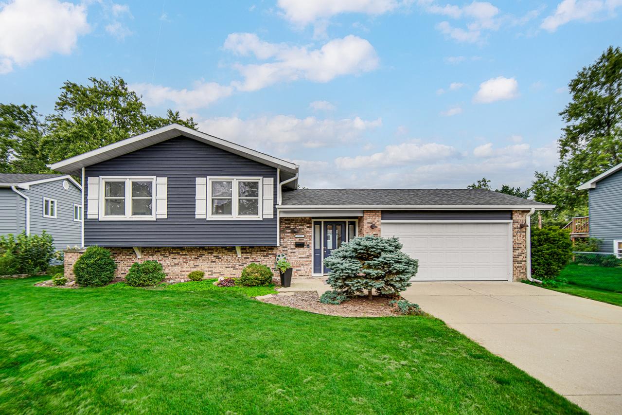 2921 Brentwood Ct., Woodridge, IL 60517