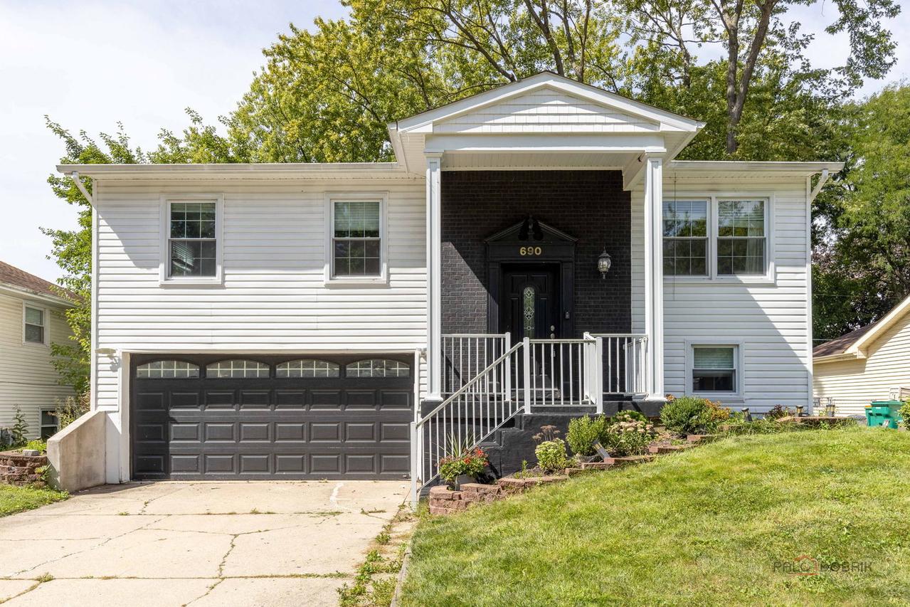 690 Macarthur Dr., Buffalo Grove, IL 60089
