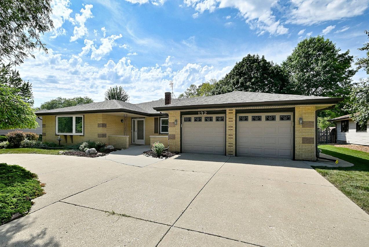 132 S Staffire Drives, Schaumburg, IL 60193