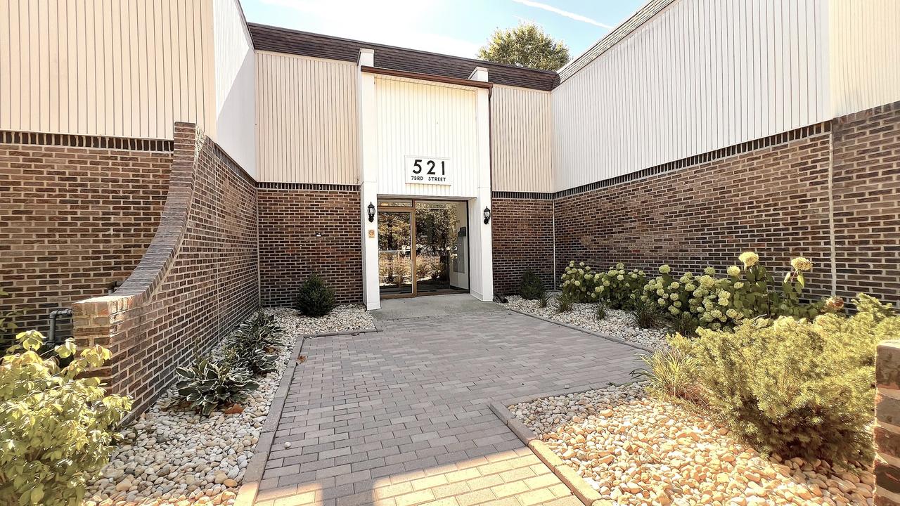 521 73rd St. #105, Downers Grove, IL 60516