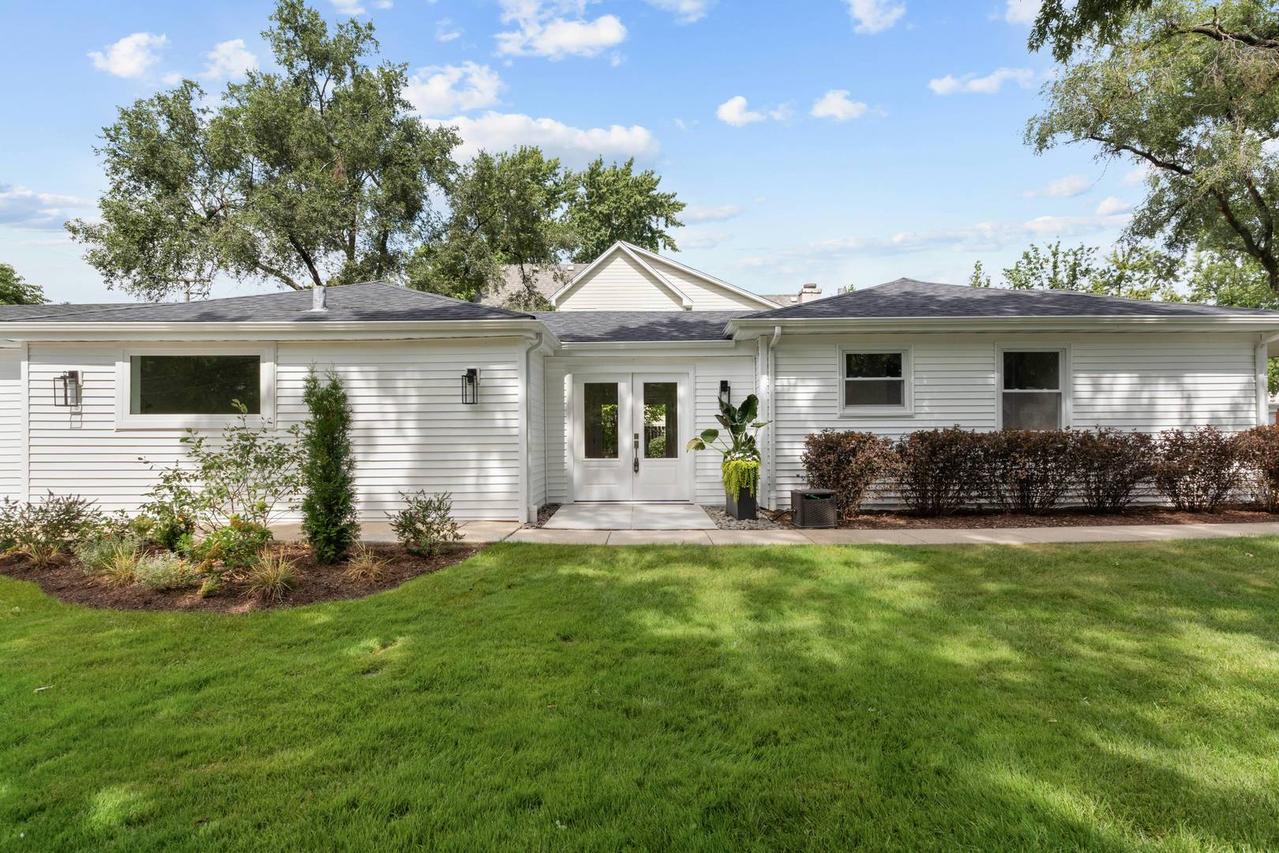 132 Mohawk Dr., Clarendon Hills, IL 60514