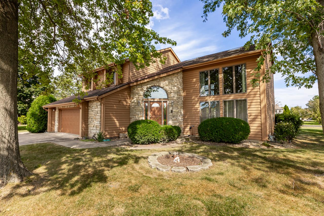 9S041 Stearman Dr., Naperville, IL 60564