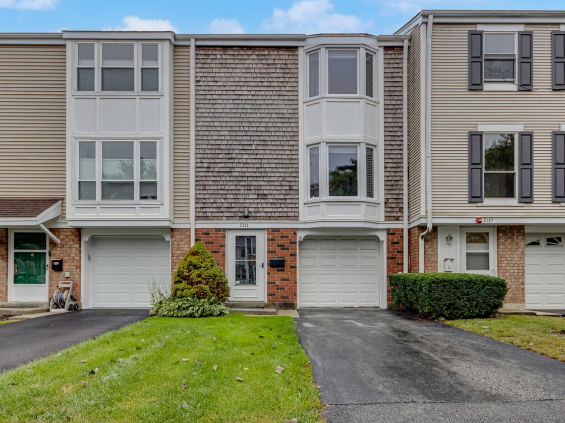 2141 Greystone Pl., Hoffman Estates, IL 60169