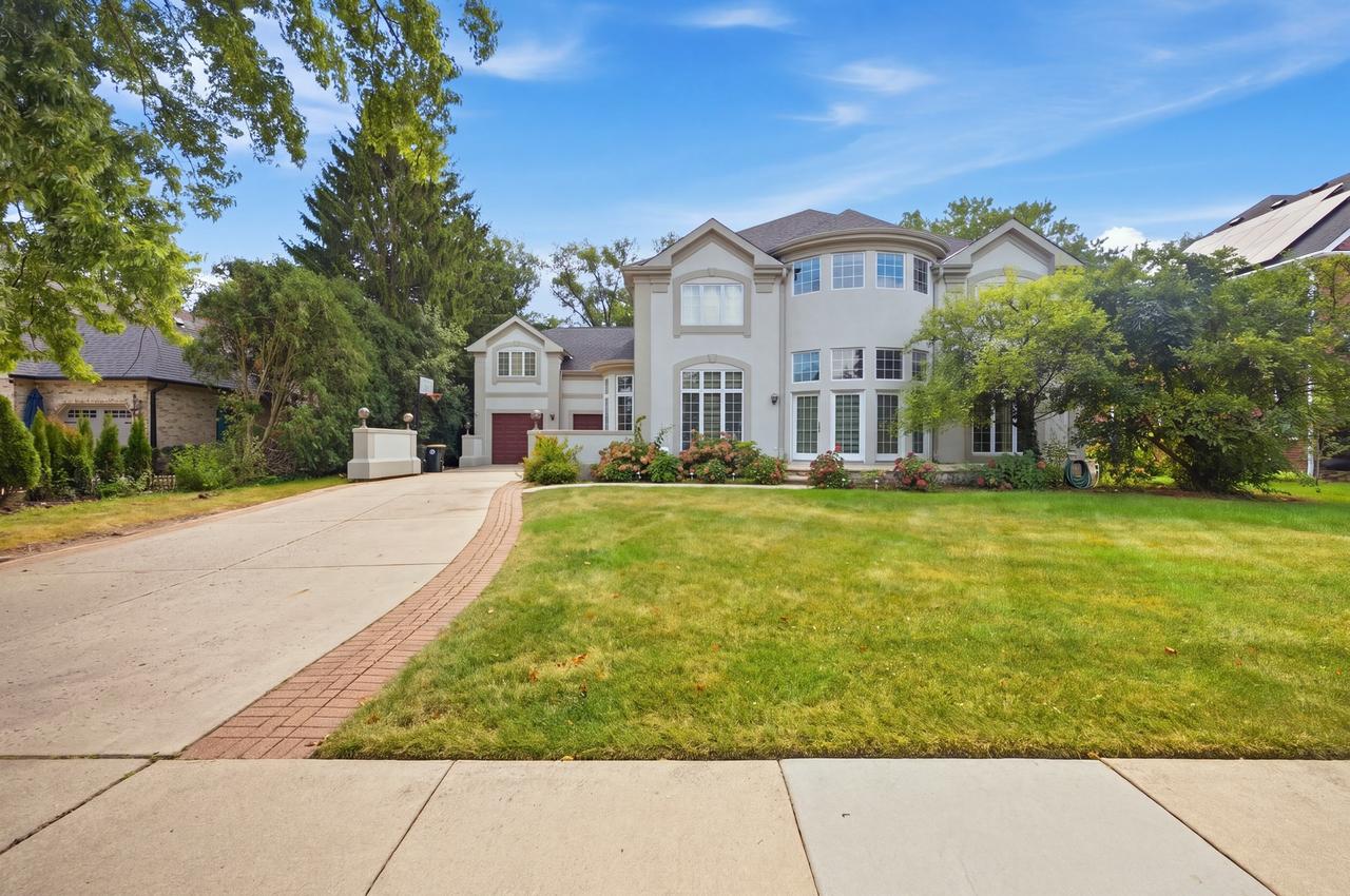 351 Willowood Ln., Willowbrook, IL 60527