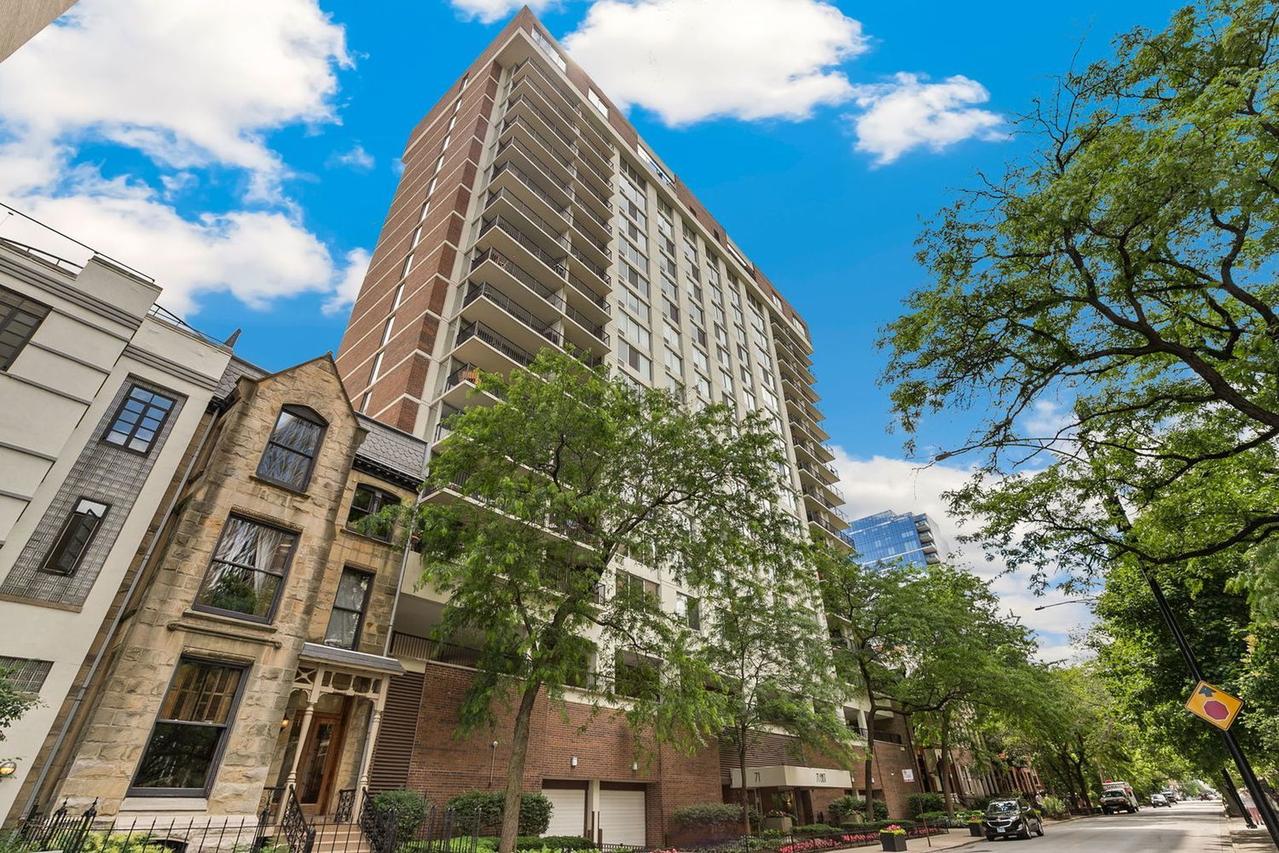 71 E Division St. #402, Chicago, IL 60610
