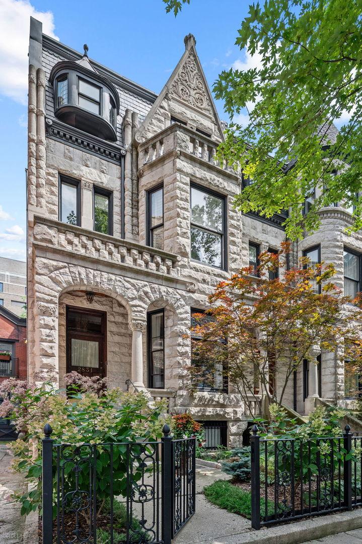 2831 N Pine Grove Ave., Chicago, IL 60657