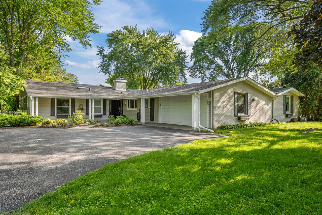 1161 Winwood Dr., Lake Forest, IL 60045