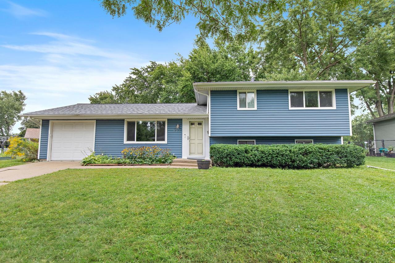 321 Desmond Dr., Schaumburg, IL 60193