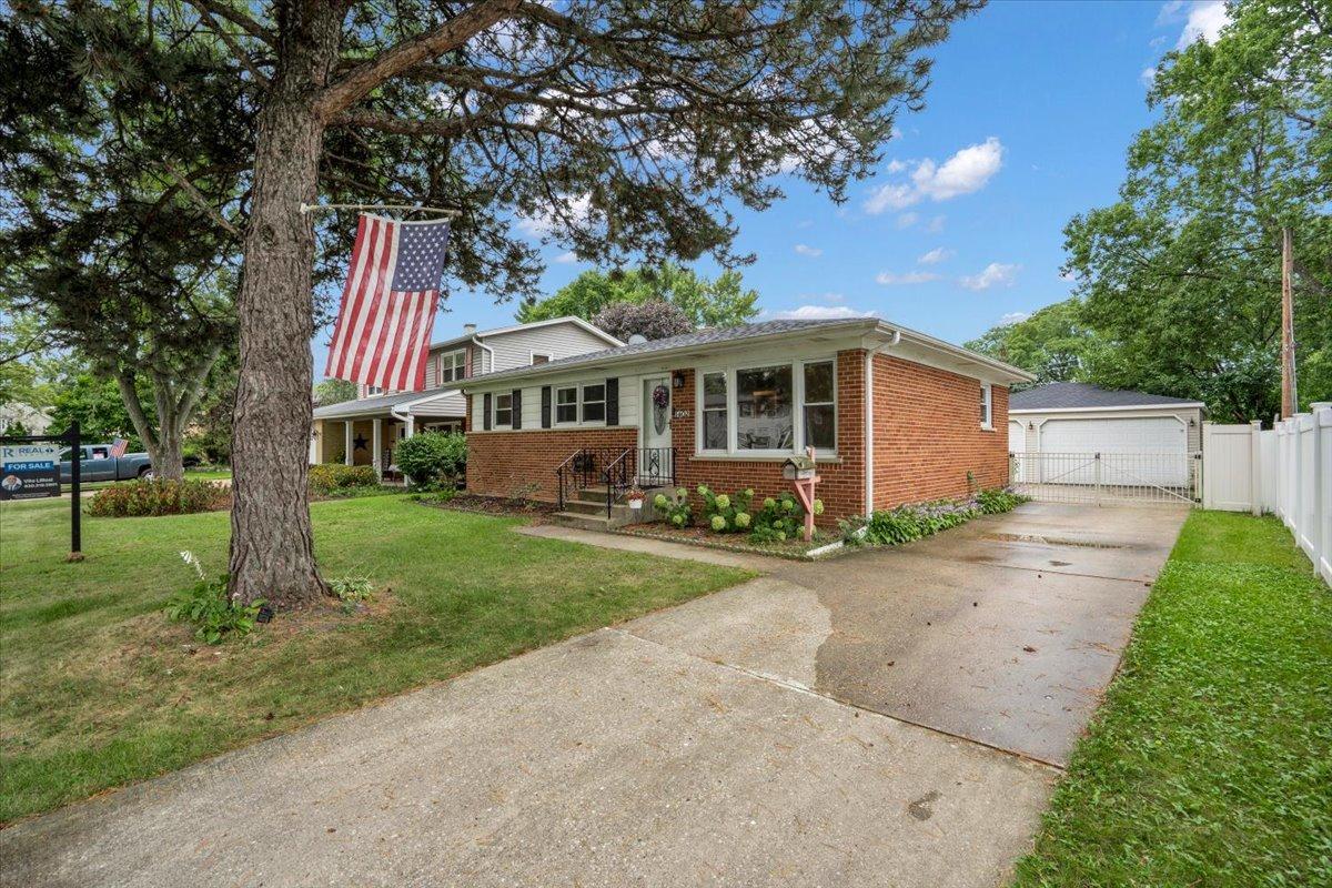 1402 S Robert Dr., Mount Prospect, IL 60056