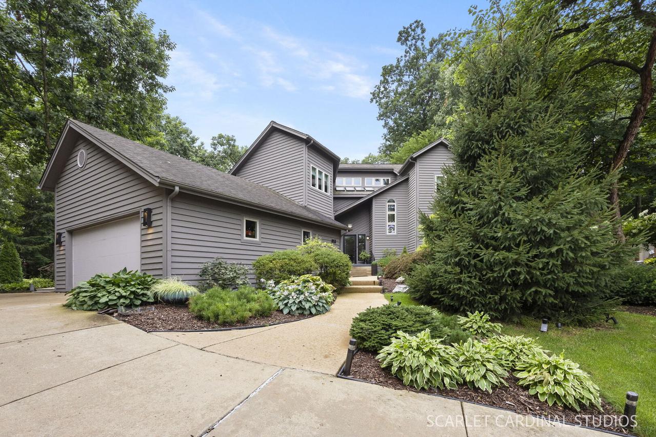 915 Knollwood Ln., West Chicago, IL 60185