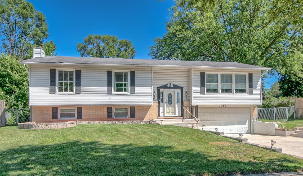 1099 Stratford Ln., Hanover Park, IL 60133