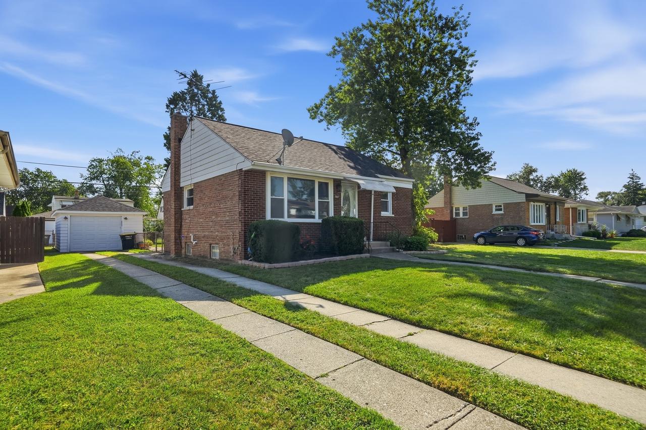 17617 Burnham Ave., Lansing, IL 60438