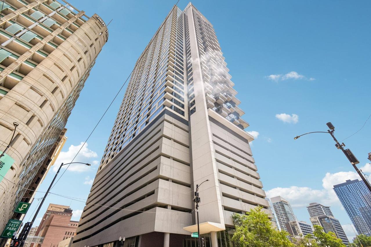 235 W Van Buren St. #1807, Chicago, IL 60607