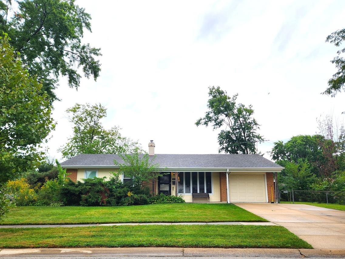325 Spruce Ln., Elk Grove Village, IL 60007