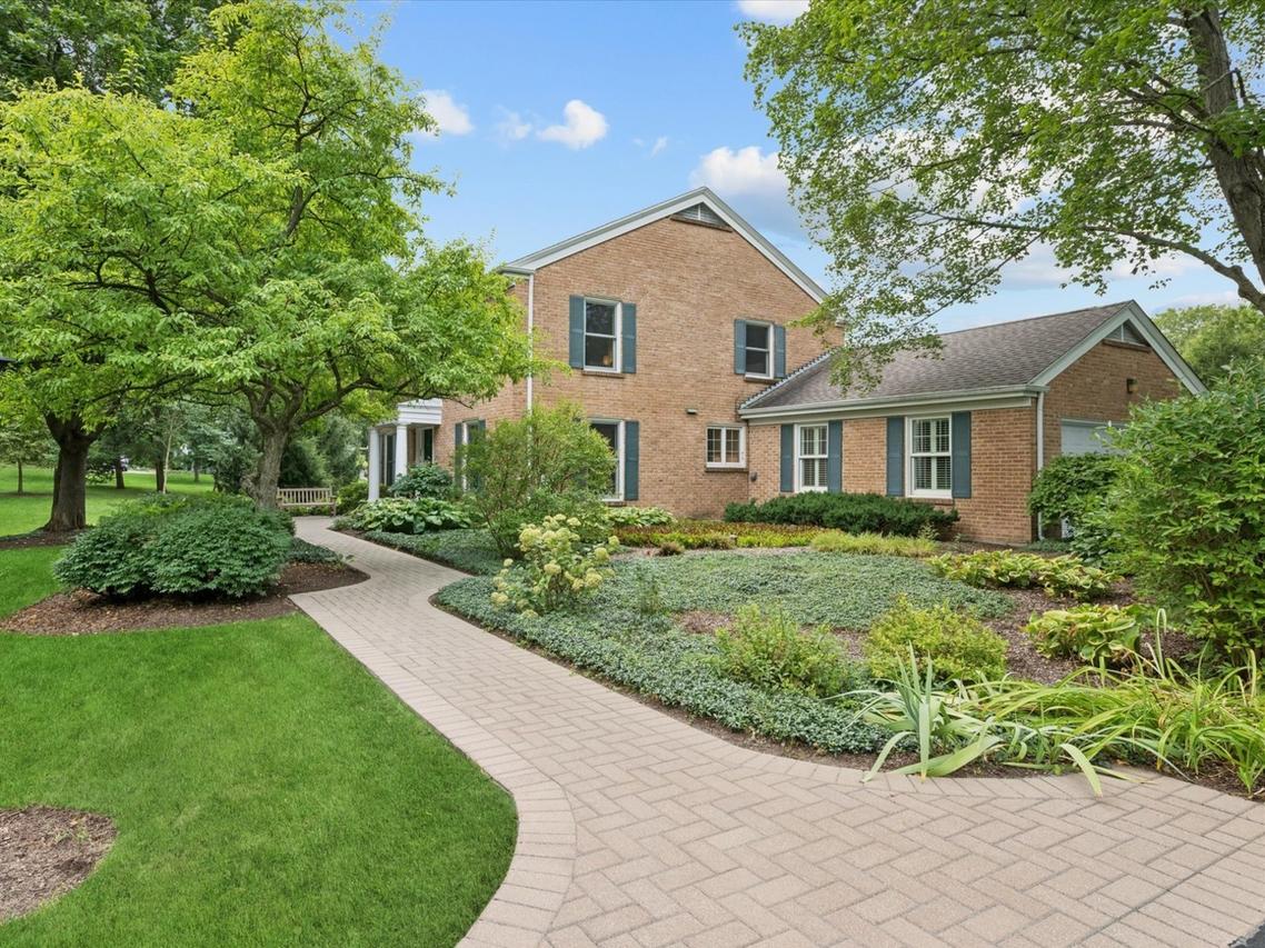 106 Carriage Rd., North Barrington, IL 60010