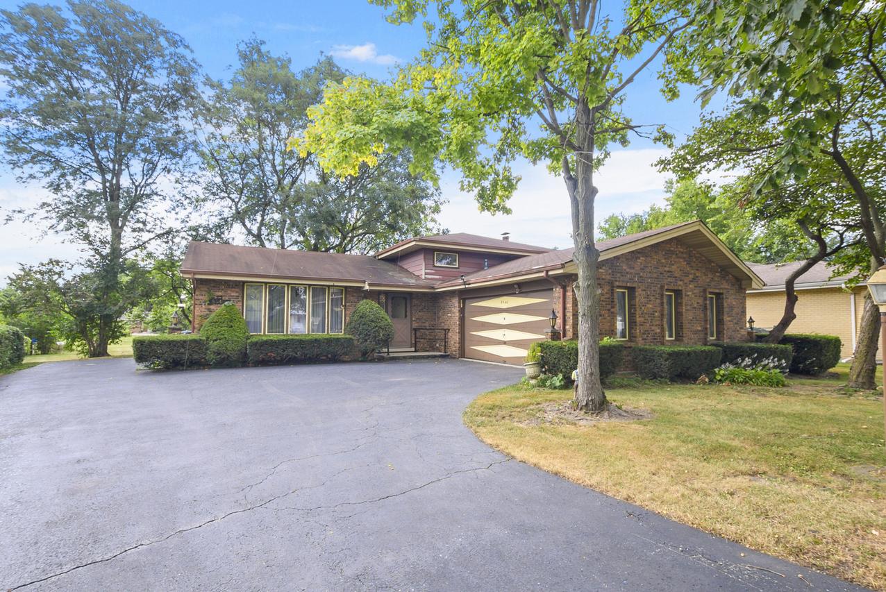 8540 Candlelight Dr., Willow Springs, IL 60480