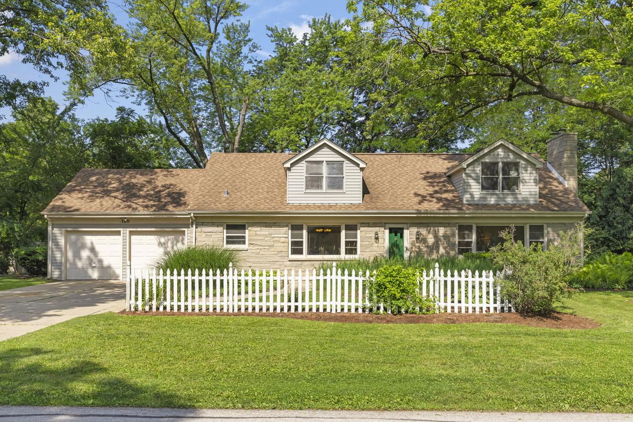 120 N Pine St., Geneva, IL 60134
