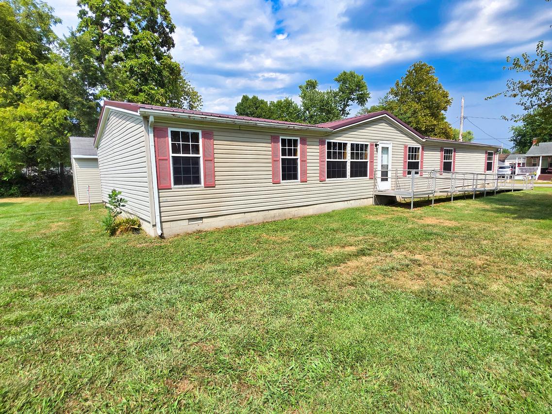 121 Meyer St., Flora, IL 62839