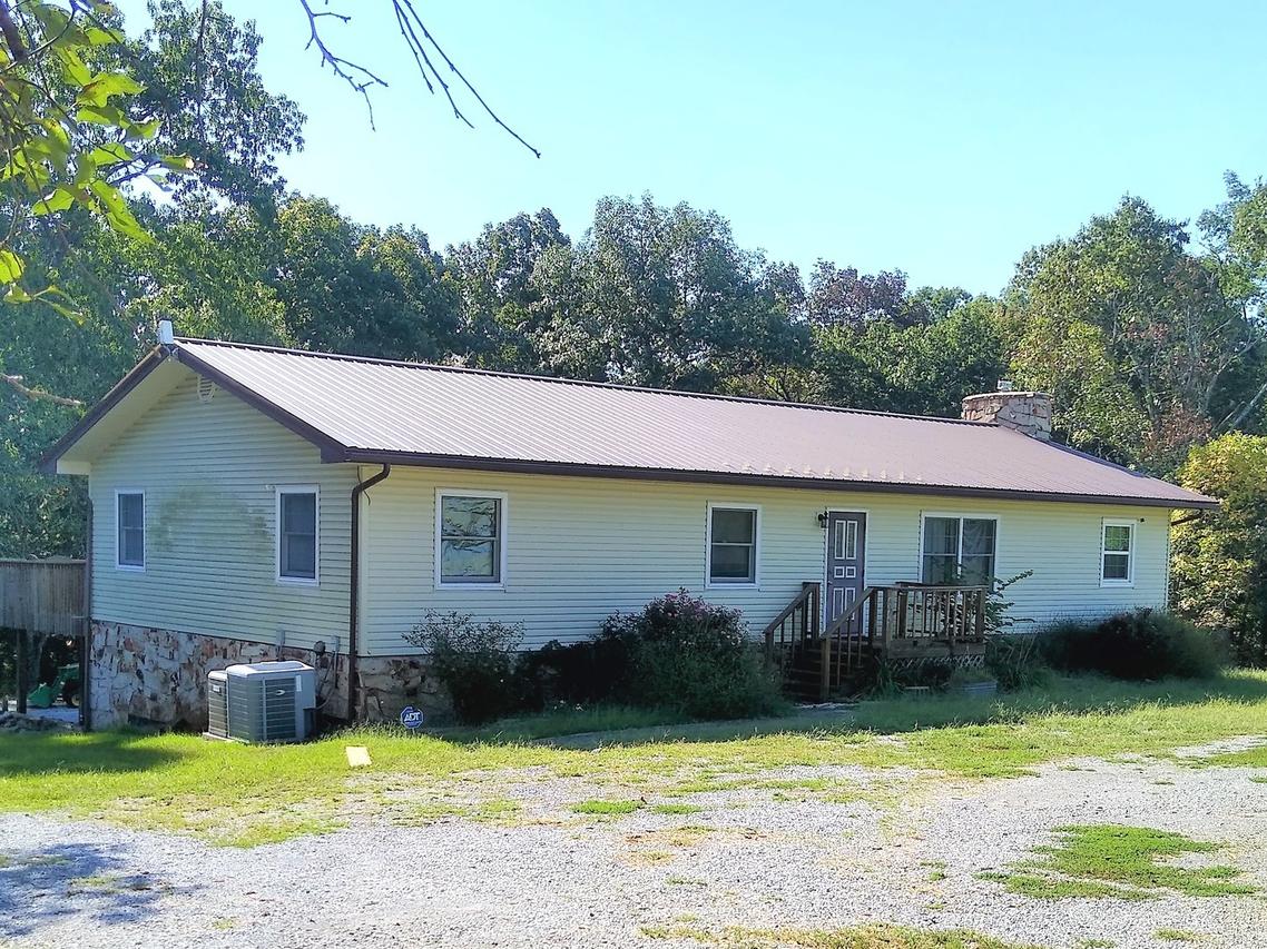 675 Reevesville Rd., Grantsburg, IL 62943