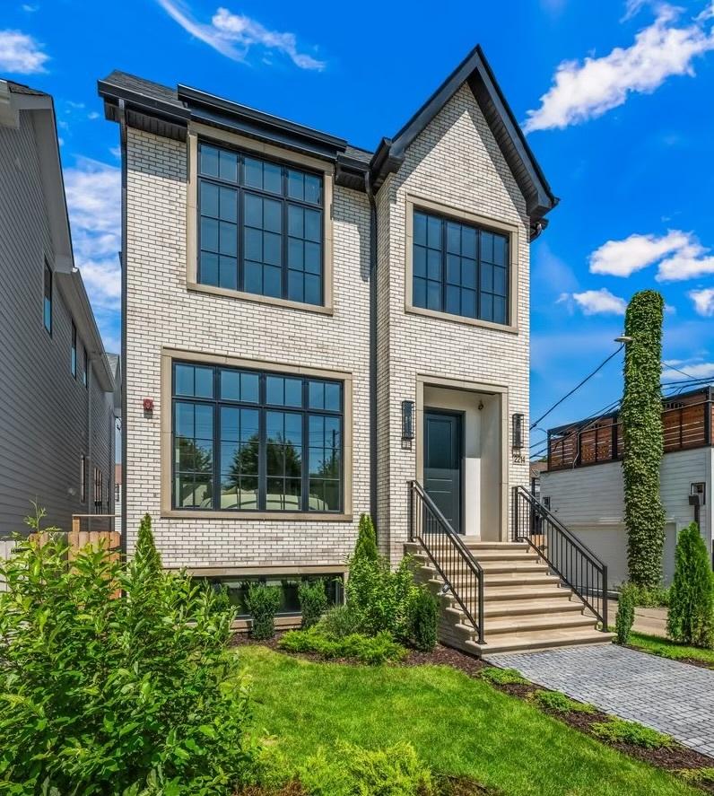 2214 W Oakdale Ave., Chicago, IL 60618