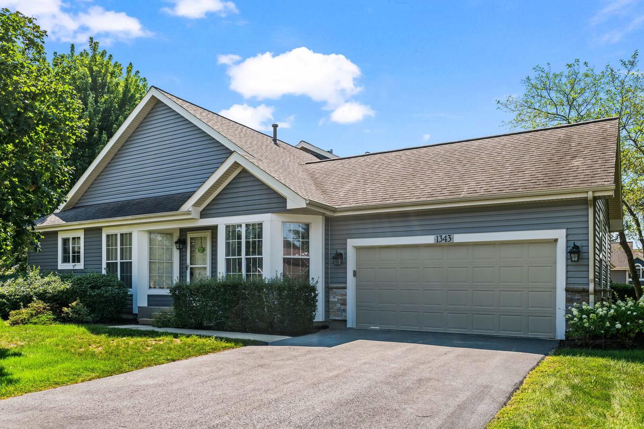 1343 Ridgefield Cir., Carol Stream, IL 60188