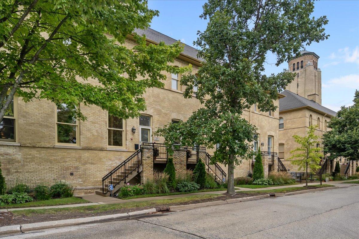 271 Whistler Rd., Highland Park, IL 60035