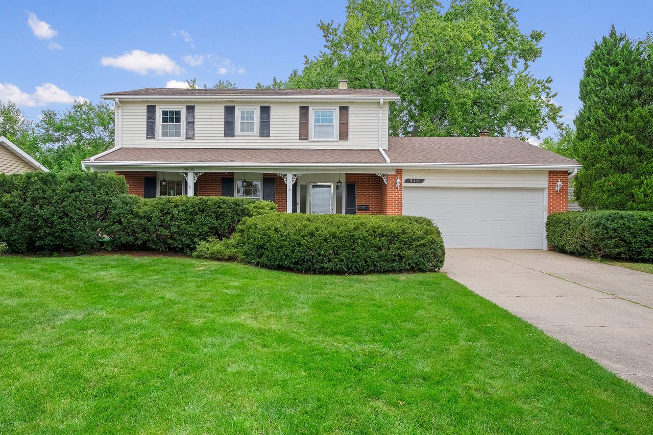 910 Cherokee Dr., Darien, IL 60561