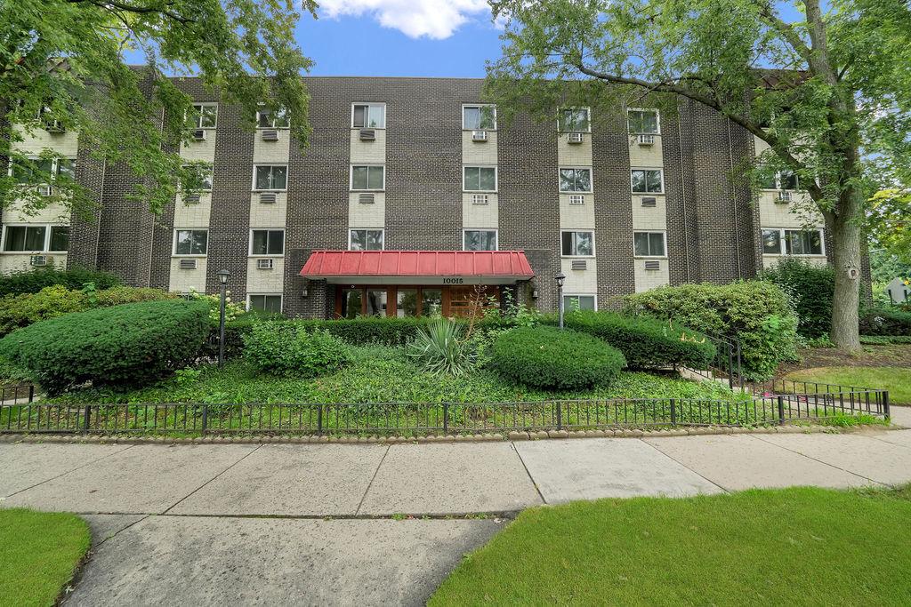 10015 Beverly Dr. #404, Skokie, IL 60076