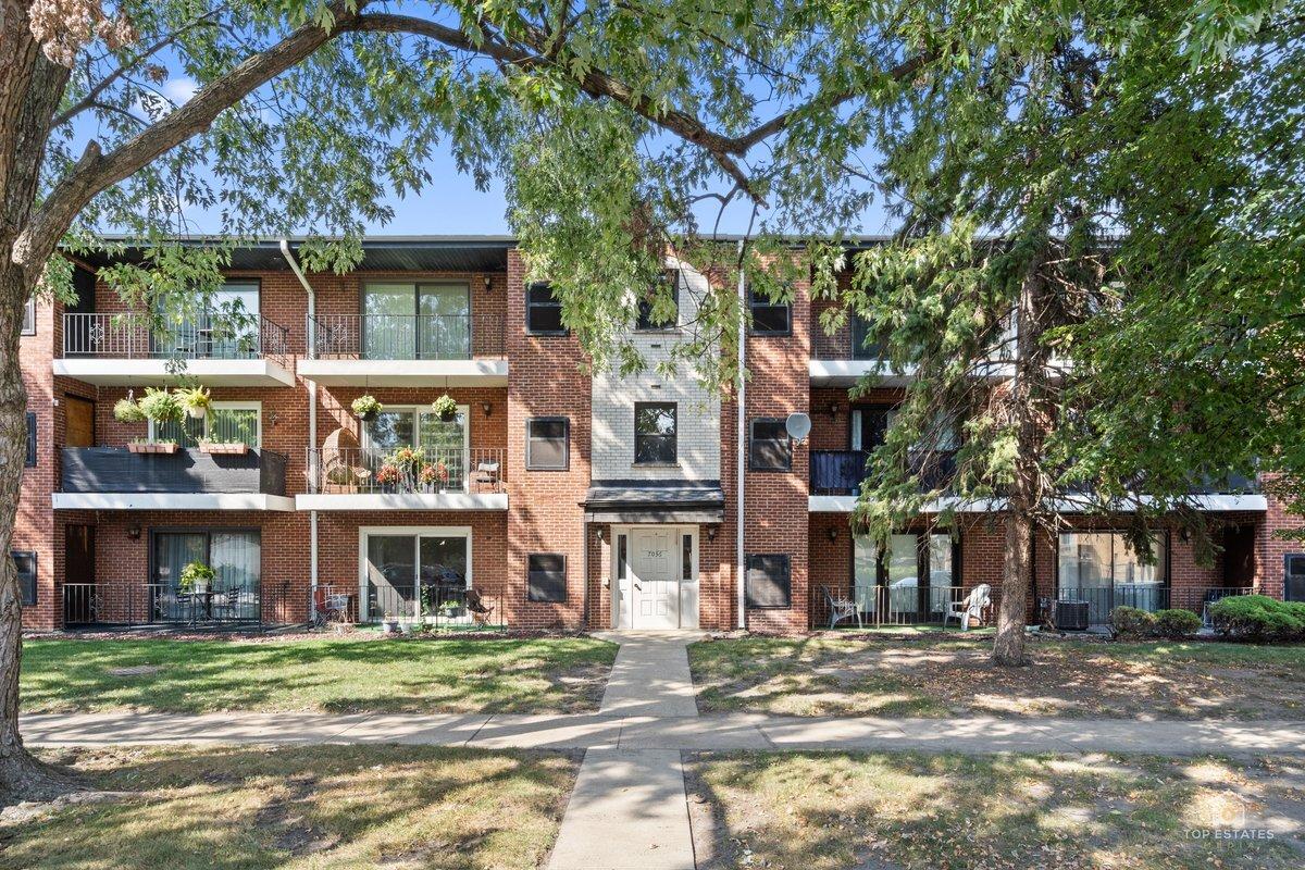7036 98th St. #2B, Chicago Ridge, IL 60415