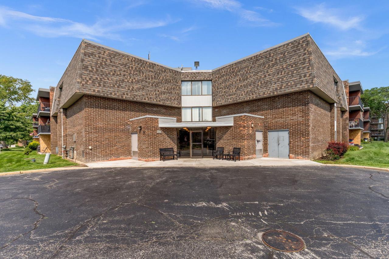 924 S Lake Ct. #105, Westmont, IL 60559