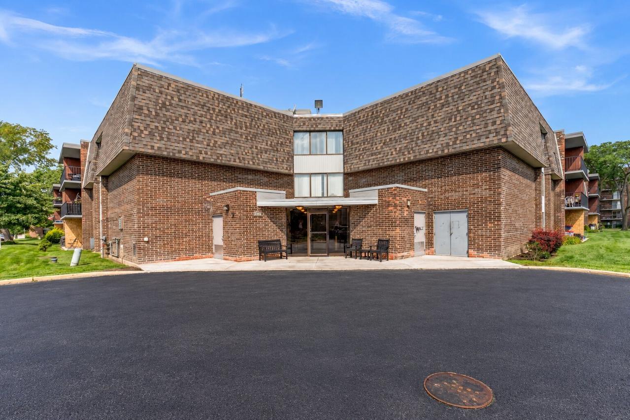 924 S Lake Ct. #105, Westmont, IL 60559