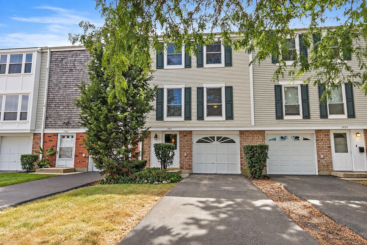 1961 Governors Ln., Hoffman Estates, IL 60169