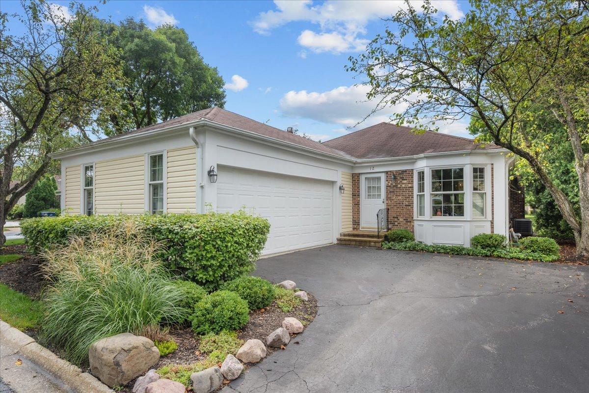 12 The Court Of Lagoon View, Northbrook, IL 60062