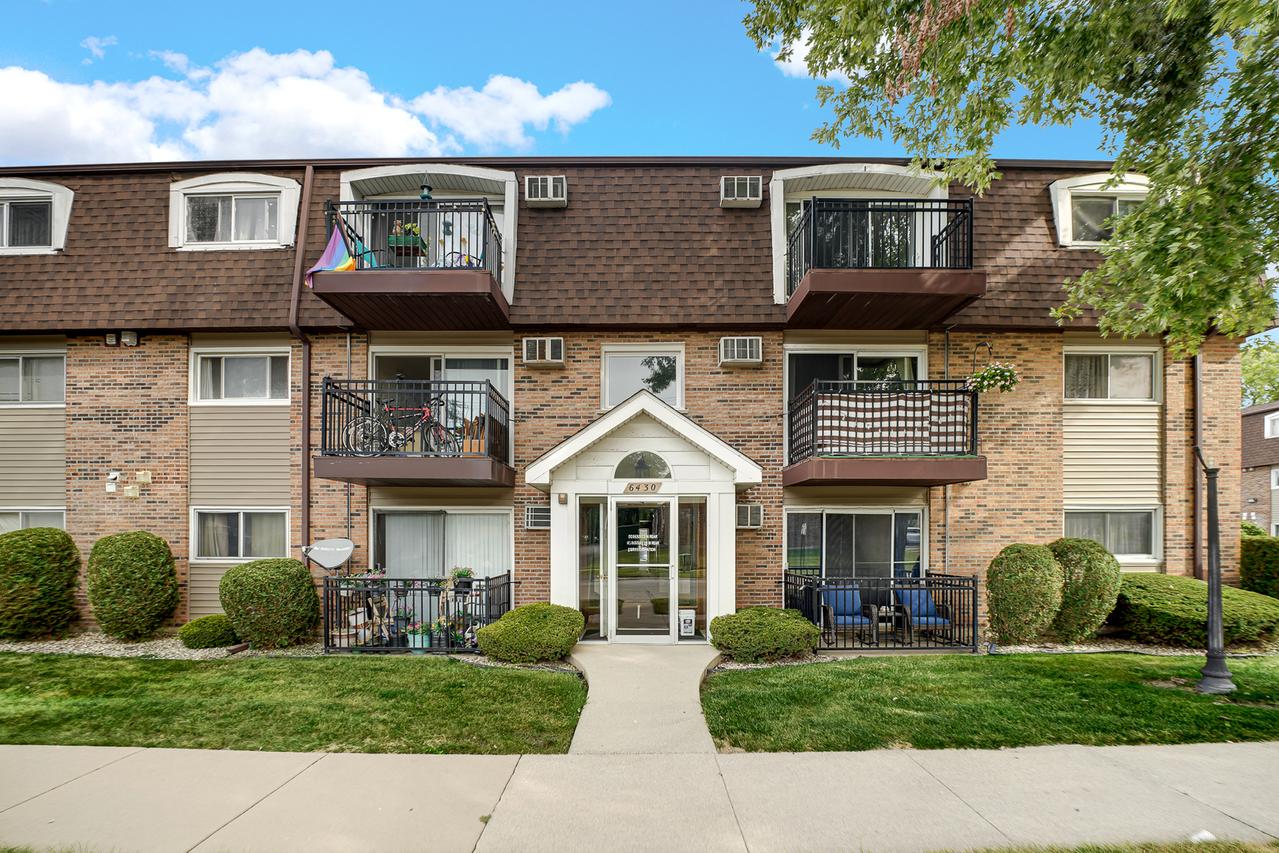 6430 Pamela Ln. #12, Chicago Ridge, IL 60415