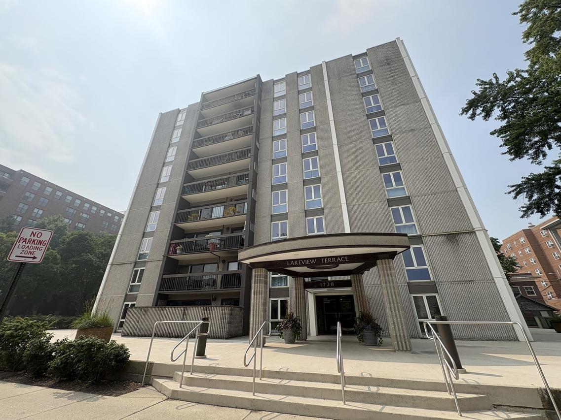 1738 Chicago Ave. #302, Evanston, IL 60201