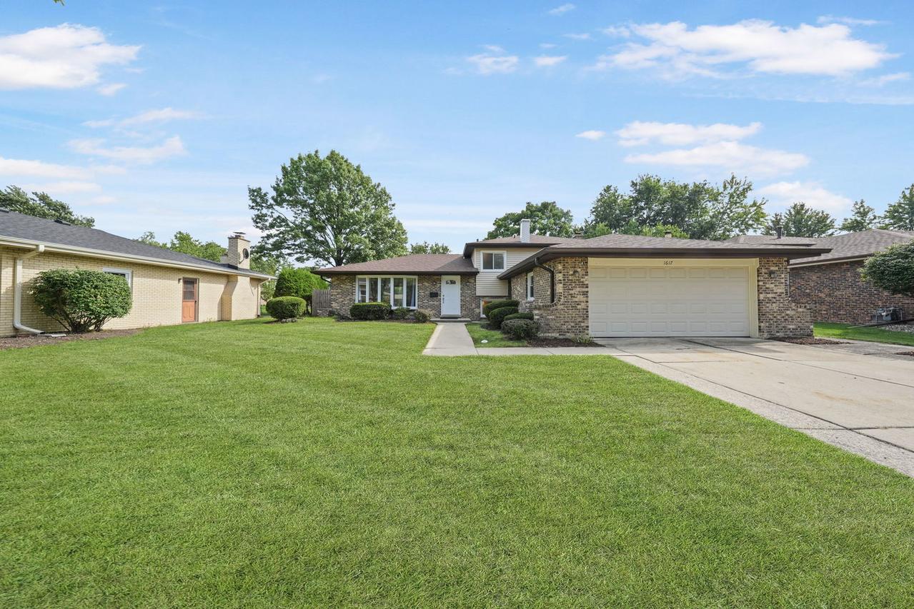 1617 Holly Ave., Darien, IL 60561