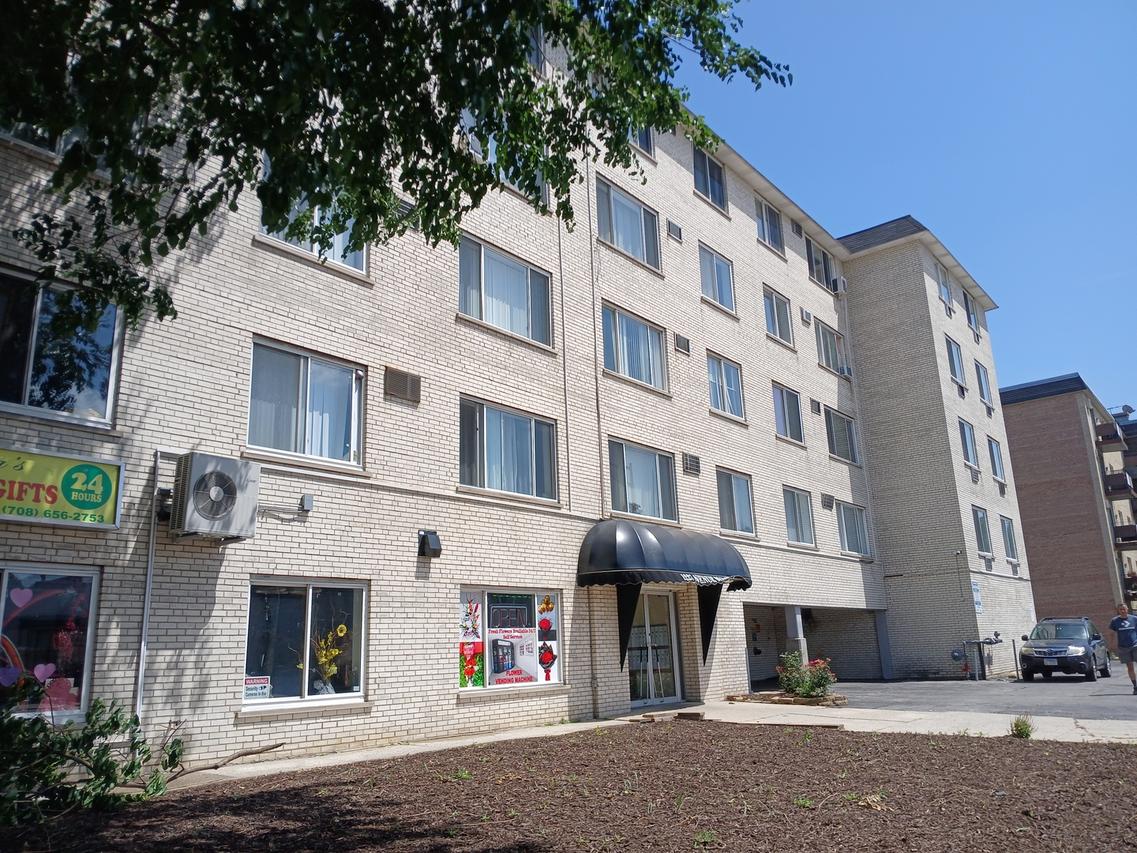 1227 S Harlem Ave. #301, Berwyn, IL 60402