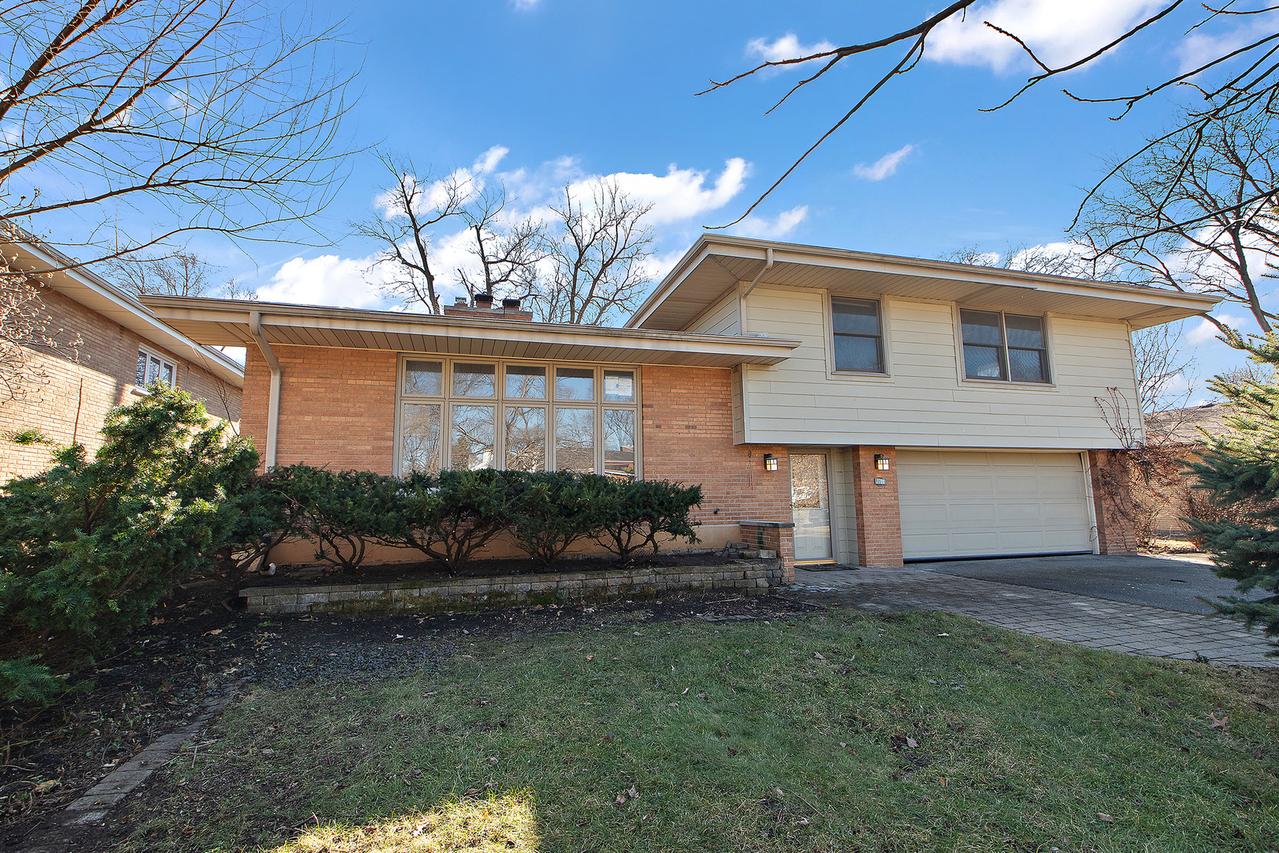 2708 Hawthorne Ln., Flossmoor, IL 60422